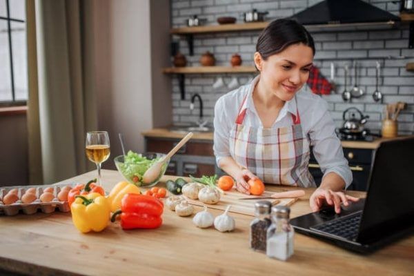mujer cocinando