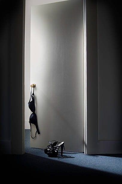 puerta,tacones y sujetador